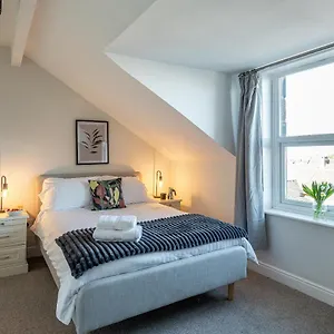 Stunning 5 Bedroom 5 En-suite Victorian House In Harrogate